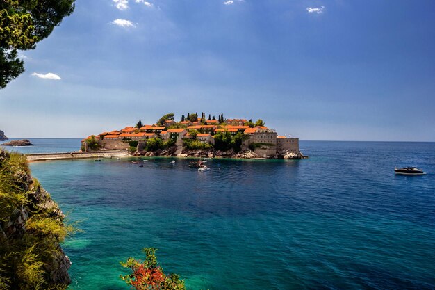 Isla Sveti Stefan en Budva en un hermoso día de verano Montenegro