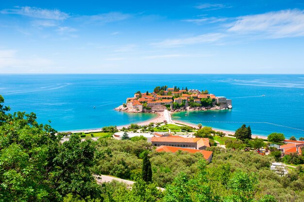 Isla de Sveti Stefan cerca de Budva, Montenegro. Resort de lujo con hermosa playa en el mar Adriático. Destino de viaje famoso