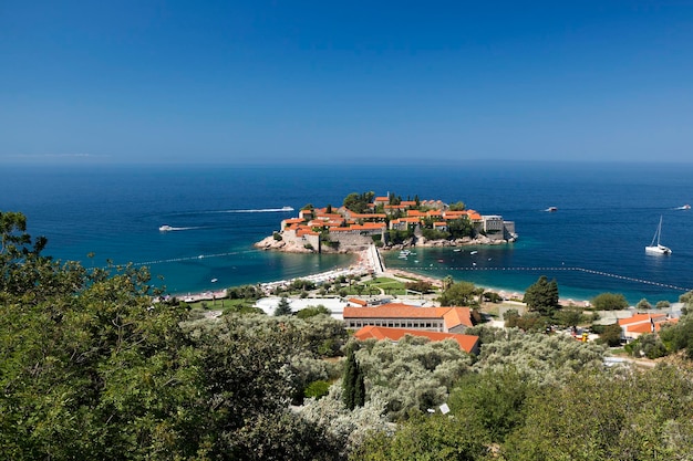 Isla Sveti Stefan en la costa del Mar Adriático en Montenegro