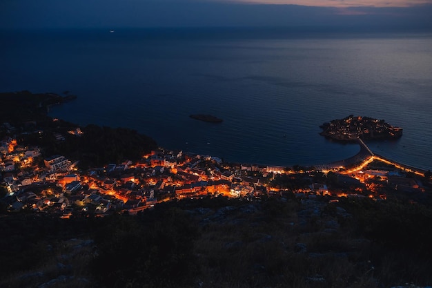 La isla de Sveti Stefan en el crepúsculo Montenegro Mar Adriático en el anochecer