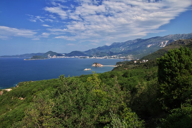 Isla Sveti Stefan en el mar Adriático, Montenegro