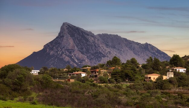 Isla de Tavolara en el mar Mediterráneo Punta Don Diego Cerdeña Italia Dramático amanecer Cielo Arte Render Naturaleza Fondo