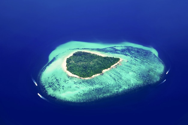 Isla tropical de belleza, vista desde avión