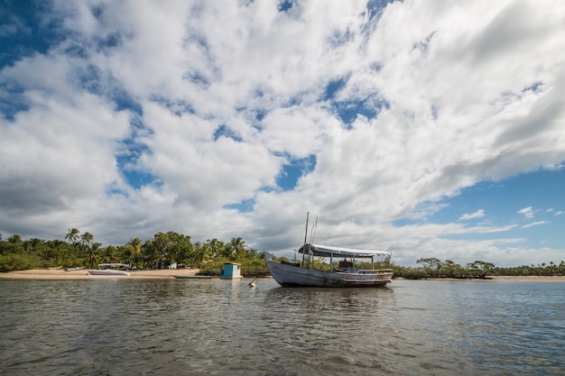 Isla tropical de Boipeba en el noreste de Brasil en Bahía.