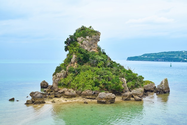 Isla tropical y fantasía mar verde y cielo azul en Okinawa, Japón