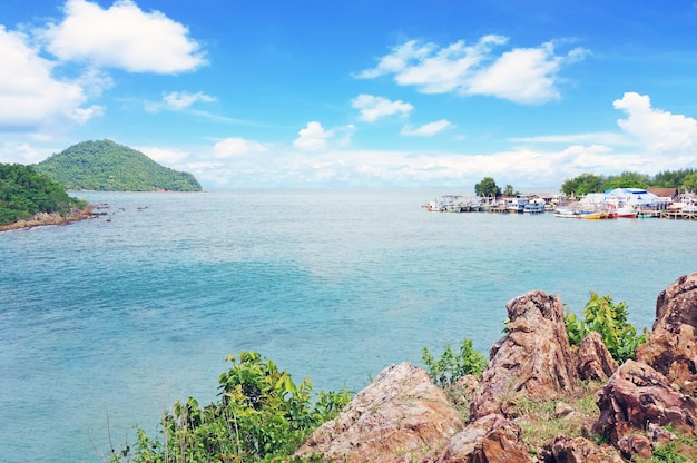 Isla tropical hermoso paisaje marino y cielo brillante en Tailandia.