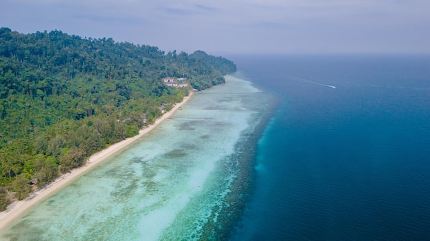 La isla tropical de Koh Ngai en el mar de Andamán Trang en Tailandia