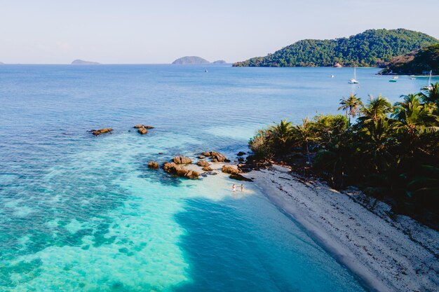 Isla tropical de Koh Wai, Tailandia, cerca de Koh Chang, pareja de hombres y mujeres en la playa.