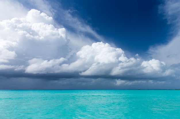 Isla tropical de Maldivas con playa de arena blanca y mar