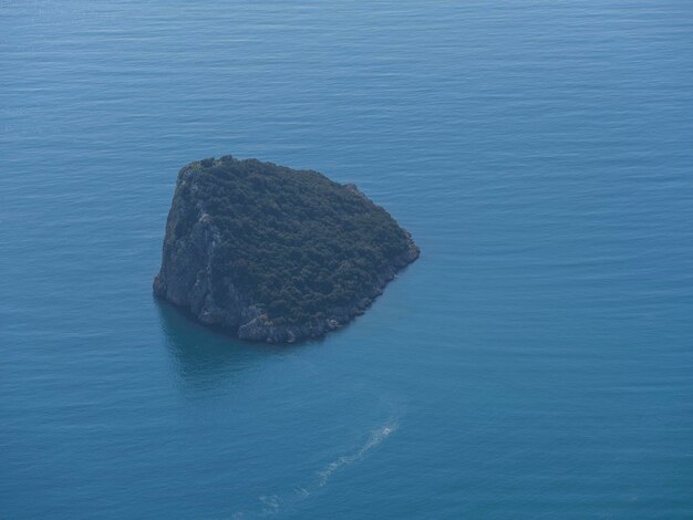 Foto una isla tropical en medio del mar