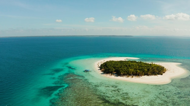 Isla tropical con playa de arena balabac palawan filipinas