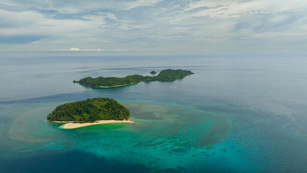 Foto isla tropical con playa de arena
