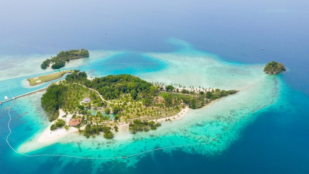 Foto isla tropical con playa isla de malipano filipinas samal