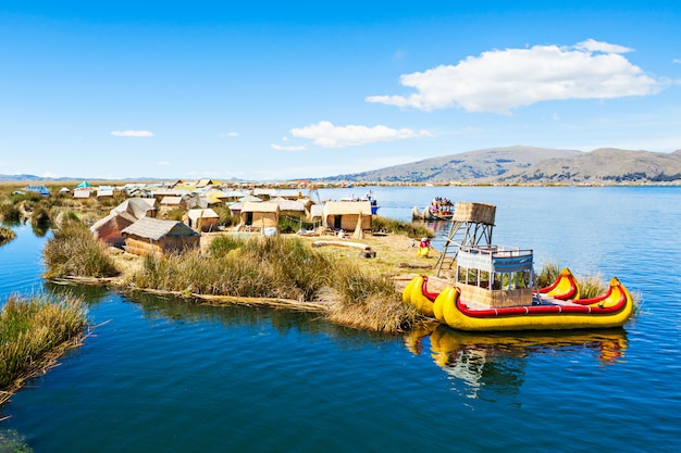 Isla de los Uros en el lago Titicaca, cerca de la ciudad de Puno en Perú