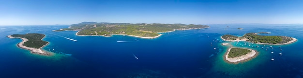 Isla de Vis en Italia Isla de Lissa de Croacia en el mar Adriático Es la isla más externa del archipiélago dalmático Paisaje panorámico aéreo