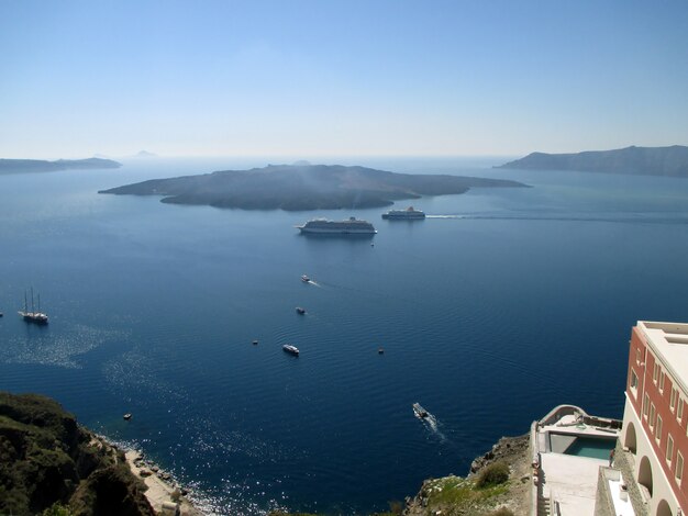 La isla volcánica Nea Kameni vista desde el pueblo de Fira de Santorini, Grecia