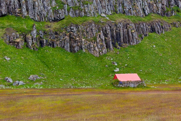 Isländische Naturlandschaft mit Bergen und Wohnungen