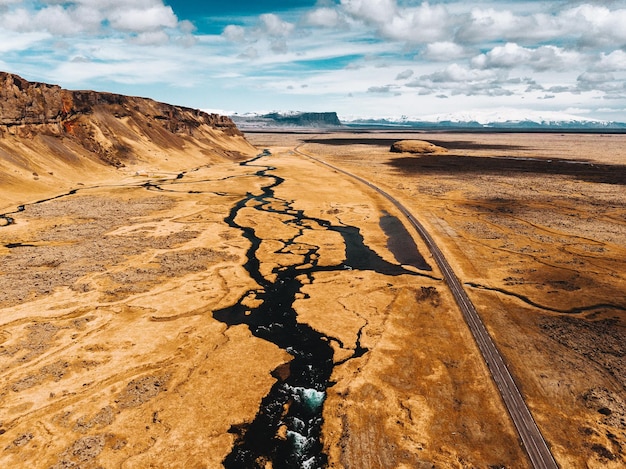 Foto isländischer weg mit einem fluss kostenloses foto