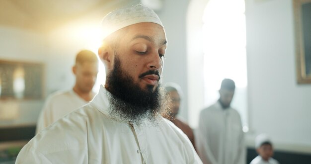 Foto islam hombres y rezar juntos en la mezquita para la religión espiritualidad o ramadán en el templo sagrado gente musulmana y líder con creencia o cultura eid mubarak y manos levantadas para comenzar la alabanza a alá