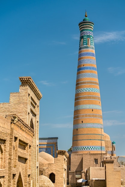 Islam Khodja Minaret em Itchan Kala. Patrimônio da UNESCO em Khiva, Uzbequistão
