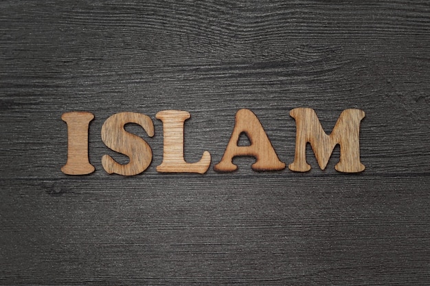 Islam palabra de texto de título Bloques de letras del alfabeto de madera con efecto grunge