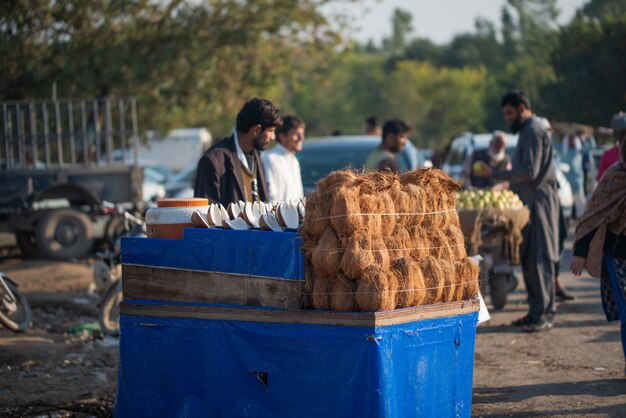 Islamabad, território da capital islamabad, paquistão - 3 de fevereiro de 2020, um homem está vendendo cocos descascados e água de coco na rua.