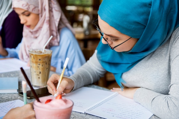 Islamische Freunde, die zusammen Bücher besprechen und lesen