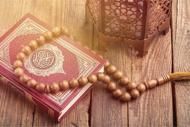 Islamische Heilige Schrift auf Holztisch
