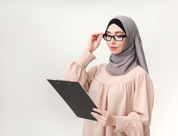 Islamische Lehrerin im Hijab, Kopierraum