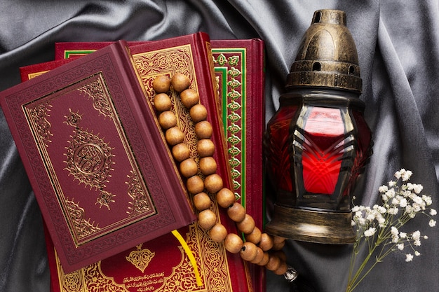 Foto islamische neujahrsdekoration mit gebetsperlen und religiösen büchern