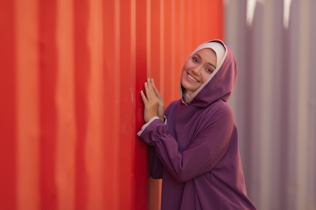 Islamische schöne Frau in einem muslimischen Kleid, das auf einem Sommerparkstraßenhintergrundwaldherbstbäumen steht. Welt-Hijab-Tag.