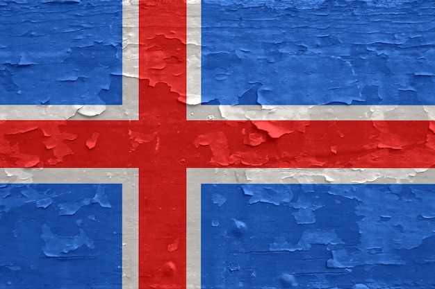 Island-Flagge auf alter geschälter Holzoberfläche