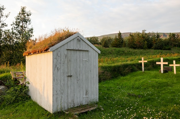 Foto island-landschaft der schönen kirche