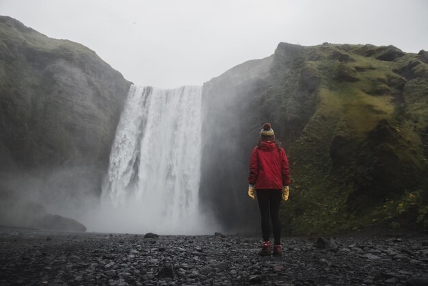 Island Landschaft. Mädchen, das vor Wasserwand steht