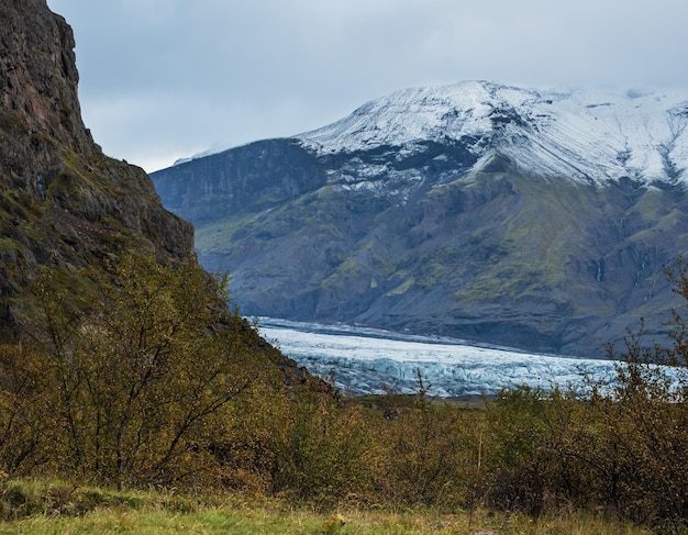 Island Tundralandschaft im Herbst in der Nähe des Haoldukvisl-Gletschers Island Gletscherzunge rutscht von der Vatnajokull-Eiskappe oder dem Vatna-Gletscher in der Nähe des subglazialen Esjufjoll-Vulkans Nicht weit von der isländischen Ringstraße entfernt