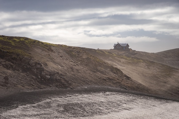 Islandés Hut en el paisaje volcánico con una vista espectacular de la ruta de senderismo Fimmvorduhals. Islandia.