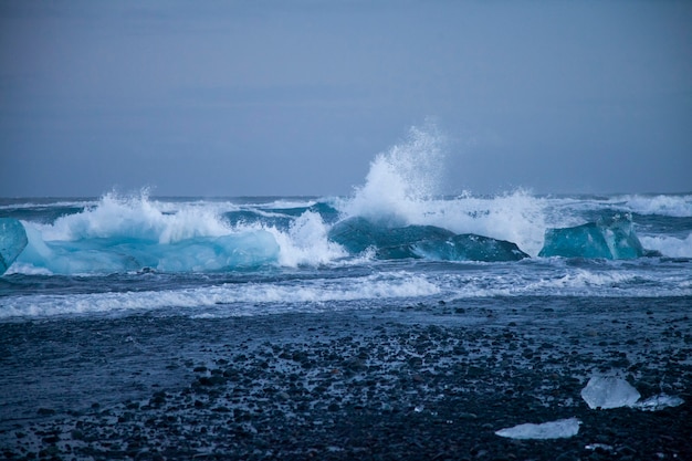 Islandia, Diamond Beach - 4 de enero de 2018, la famosa playa de Islandia con hielo parece diamantes