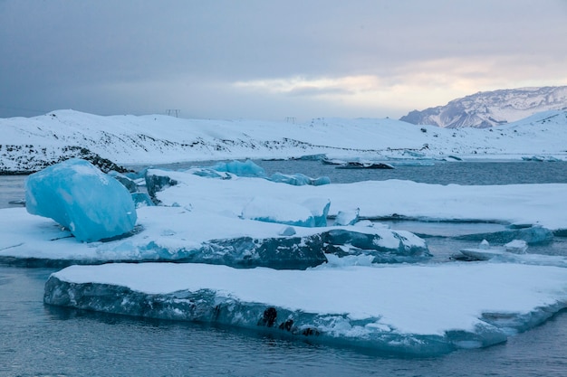 Islândia, icebergs flutuando. Gelo e cinzas vulcânicas. Lagoa da geleira. Derreter gelo. Costa sul da Islândia. Lagoa Jokullsarlon