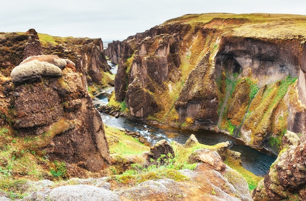 Islândia. Montanhas rochosas e rio entre eles