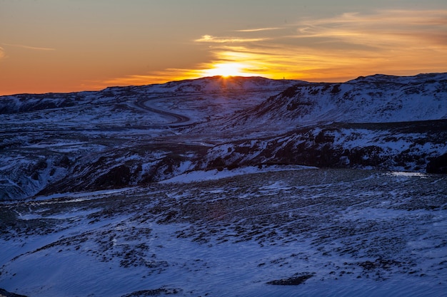 Islândia. Vale de vapor de Reykjadalur perto de Reykjavik, na Islândia, com colinas cobertas de branco durante o inverno