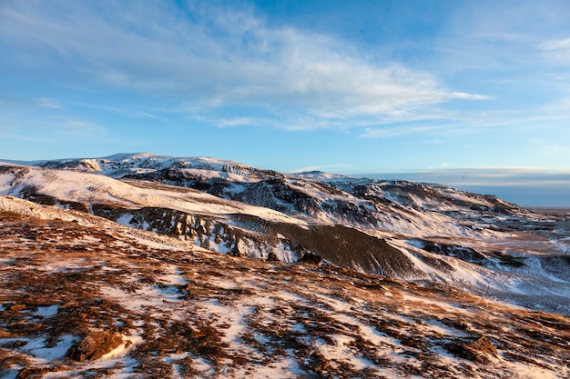 Islândia. Vale de vapor de Reykjadalur perto de Reykjavik, na Islândia, com colinas cobertas de branco durante o inverno