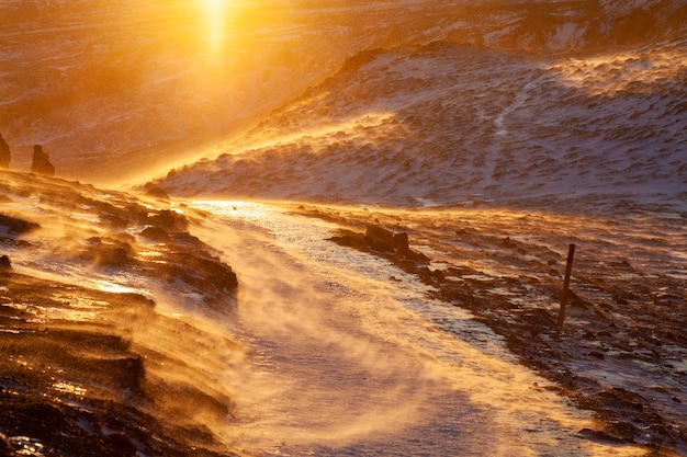 Islândia. Vale de vapor de Reykjadalur perto de Reykjavik, na Islândia, com colinas cobertas de branco durante o inverno