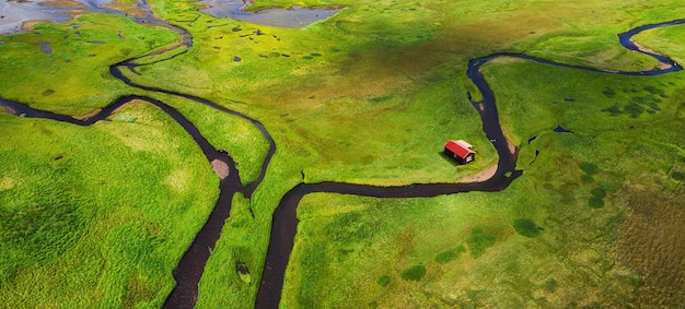 Islandia Vista aérea en el campo de la casa sola y el río Paisaje panorámico en Islandia durante el día Paisaje desde drone Imagen de viaje