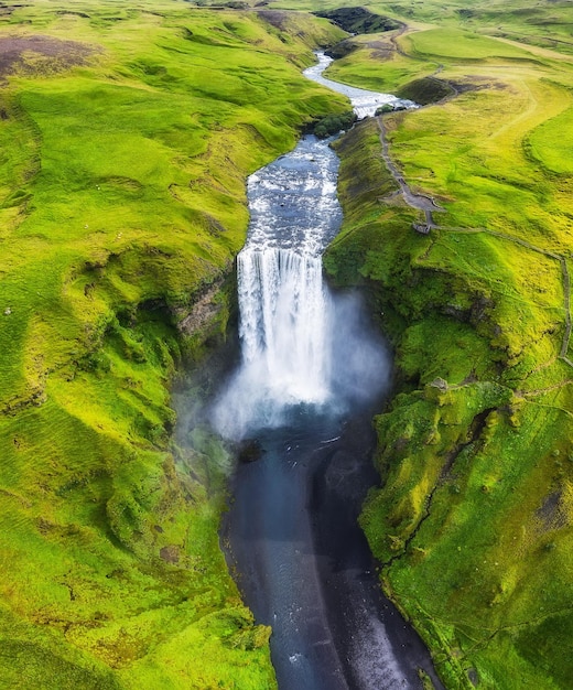 Islandia Vista aérea de la cascada Skogafoss Paisaje en Islandia desde el aire Lugar famoso en Islandia Paisaje desde un dron Imagen de viaje