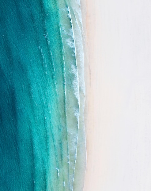 Islândia Vista aérea na linha costeira e onda Praia e mar do ar Lugar famoso na Islândia Paisagem marítima de verão do drone Imagem de viagem