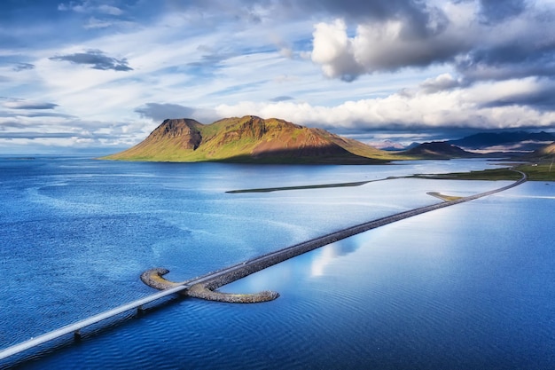 Islândia Vista aérea na montanha e estrada Paisagem na Islândia durante o dia Lugar famoso na Islândia Paisagem de drone Imagem de viagem