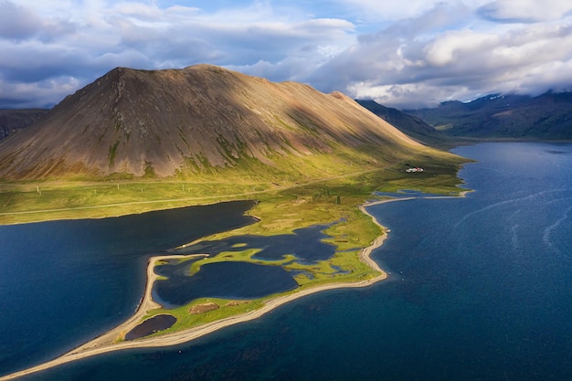 Islândia Vista aérea na montanha e no oceano Paisagem na Islândia durante o dia Paisagem do drone Imagem de viagem