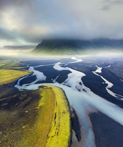 Islândia Vista aérea no campo de montanha e no rio Paisagem na Islândia durante o dia Paisagem do drone Imagem de viagem