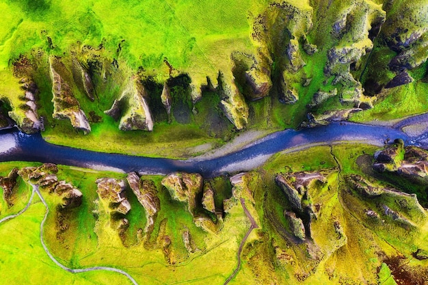 Islandia Vista del río en el cañón desde un dron Paisaje en Islandia durante el día Paisaje desde el aire Imagen de viaje