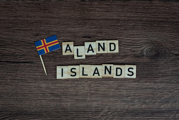 Islas Aland - palabra de madera con bandera de las islas Aland (letras de madera, cartel de madera)